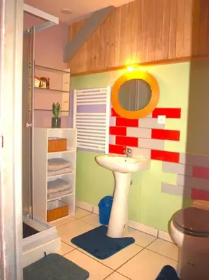 Salle de bains dans l'établissement Studio Indépendant en Rez de jardin sans vis-à-vis