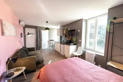 Cuisine ou kitchenette dans l'établissement KASA LOUNGE - Climatisation - Au calme