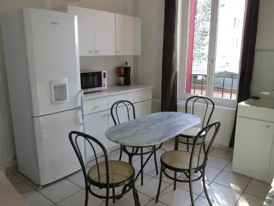 Cuisine ou kitchenette dans l'établissement Santy.