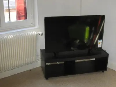 Télévision ou salle de divertissement dans l'établissement Santy.