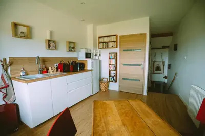 Cuisine ou kitchenette dans l'établissement Le clos du chêne - Chambres dans maison Bressane à Saint Trivier sur Moignans