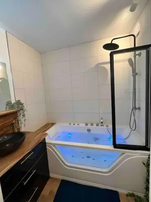 Salle de bains dans l'établissement Balnéo & Sauna, séjour détente aux Teinturiers - Métro Charpennes - Garage