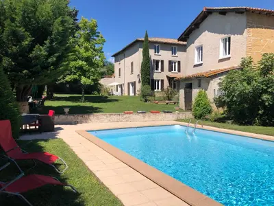 Piscine de l'établissement Les Loges de Bacchus ou située à proximité