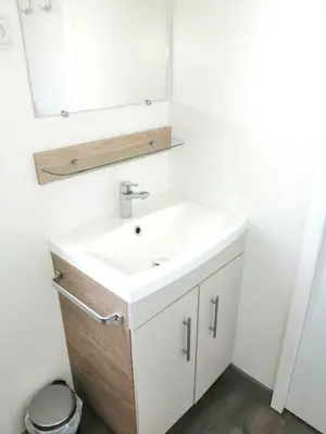 Salle de bains dans l'établissement Bungalow charmant à Condrieu avec piscine partagée conviviale