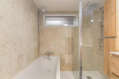 Salle de bains dans l'établissement Spacieux et Calme avec parking gratuit