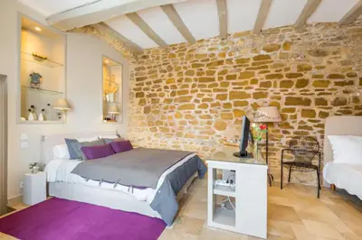 Un ou plusieurs lits dans un hébergement de l'établissement Les Terrasses Dorées - Chambres d'hôtes de charme & Jacuzzi