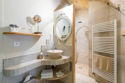 Salle de bains dans l'établissement Les Terrasses Dorées - Chambres d'hôtes de charme & Jacuzzi