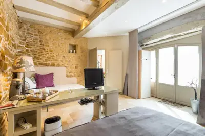 Télévision ou salle de divertissement dans l'établissement Les Terrasses Dorées - Chambres d'hôtes de charme & Jacuzzi