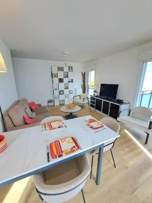 Télévision ou salle de divertissement dans l'établissement Côté Parc, appart design avec terrasse