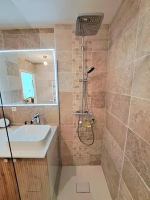 Salle de bains dans l'établissement Côté Parc, appart design avec terrasse