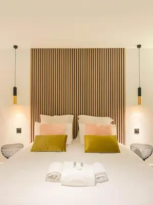 Un ou plusieurs lits dans un hébergement de l'établissement L'Amanté Spa -Balnéo -Vieux Lyon