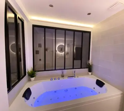 Salle de bains dans l'établissement L'Amanté Spa -Balnéo -Vieux Lyon