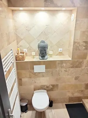 Salle de bains dans l'établissement Maison Prestige Le Donjon des Plaisirs Jacuzzi