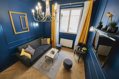 Coin salon dans l'établissement Duguesclin Baroque / appartement de charme