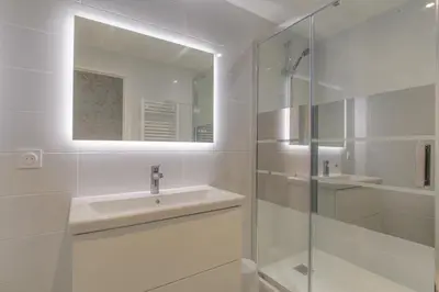 Salle de bains dans l'établissement Gîte La Terrasse, 4 chambres, 10 pers, Centre Ville