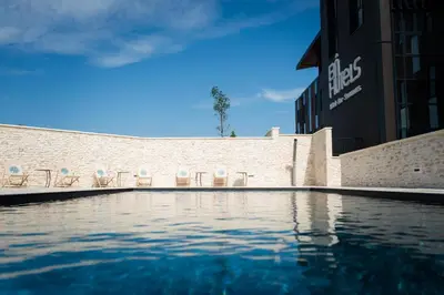 Piscine de l'établissement Bô Hôtels Ambronay ou située à proximité