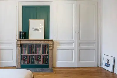 Bibliothèque dans l'appartement