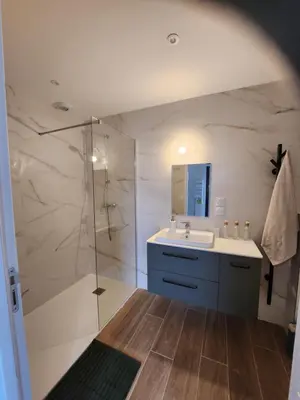Salle de bains dans l'établissement THE BEDROOM - proche aeroport Lyon, groupama stadium, ldlc arena, eurexpo, viaRhôna