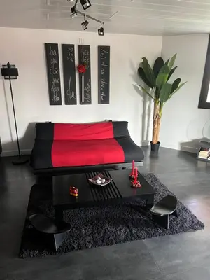 Coin salon dans l'établissement Comme dans un écrin - T2 de 50 m² avec jardin, terrasse et piscine
