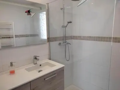 Salle de bains dans l'établissement Maison dans quartier résidentiel