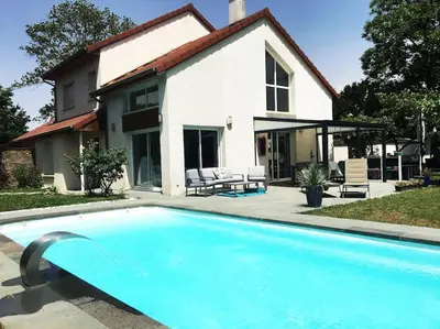 Piscine de l'établissement villa Lyon Collonges au mont d'or: Piscine/Bocuse ou située à proximité