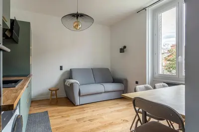 Coin salon dans l'établissement Appartement totalement rénové 4 couchage proche Lyon