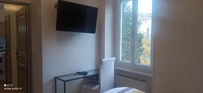 Télévision ou salle de divertissement dans l'établissement Chez ANNE-SOPHIE