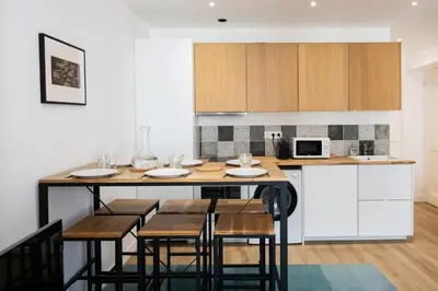 Cuisine ou kitchenette dans l'établissement Lac Ness - Bel appartment central Part-Dieu