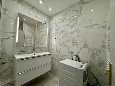 Salle de bains dans l'établissement Suite Azure - Appartement 4 personnes - Check in h24 & Wifi