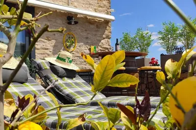 Coin salon dans l'établissement Jacuzzi au Lemon Tree et charme des pierres dorées