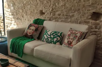 Coin salon dans l'établissement Jacuzzi au Lemon Tree et charme des pierres dorées
