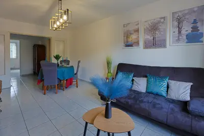 Coin salon dans l'établissement Lumière et Espace, Lyon et Pilat à votre Portée