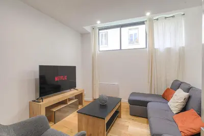 Télévision ou salle de divertissement dans l'établissement Cosy et Charmant wifi très haut débit