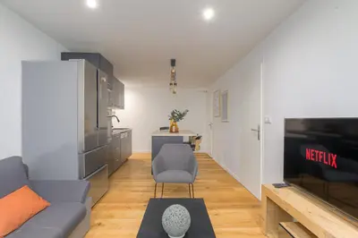 Télévision ou salle de divertissement dans l'établissement Cosy et Charmant wifi très haut débit