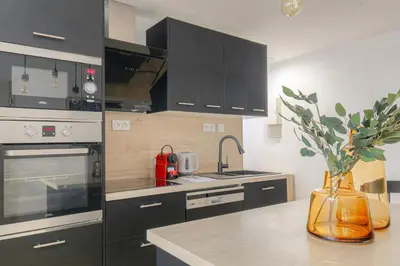 Cuisine ou kitchenette dans l'établissement Cosy et Charmant wifi très haut débit