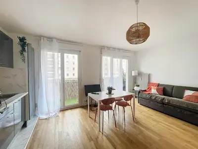 Coin salon dans l'établissement Le Ptit Lyonnais, prox Tram T3, terrasse, moderne