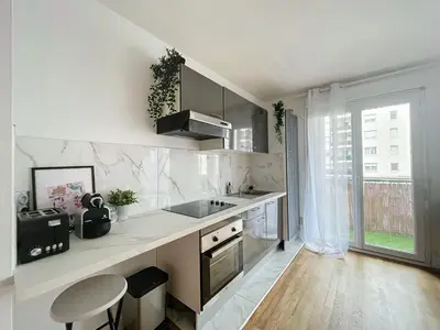 Cuisine ou kitchenette dans l'établissement Le Ptit Lyonnais, prox Tram T3, terrasse, moderne