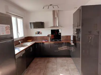 Cuisine ou kitchenette dans l'établissement MONTALIEU SEJOUR Maison Les Lys