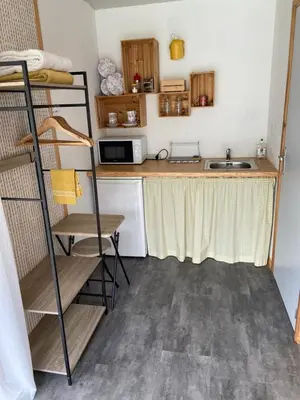 Cuisine ou kitchenette dans l'établissement Bungalow dans le jardin