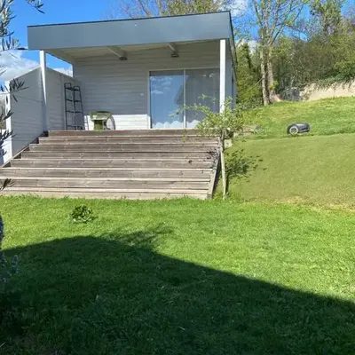 Bungalow dans le jardin