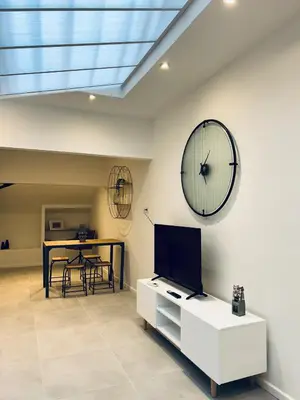 Télévision ou salle de divertissement dans l'établissement Loft MEHARI - Le Méridien #Parking #Lave-linge #Clim #Netflix