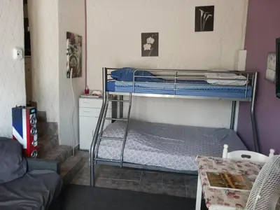 Un ou plusieurs lits dans un hébergement de l'établissement Studio indépendant avec terrasse