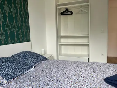 Un ou plusieurs lits dans un hébergement de l'établissement Superbe 3 chambres proche lyon et eurexpo parking