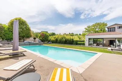 Piscine de l'établissement La Radieuse ou située à proximité