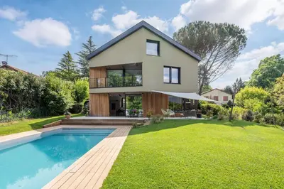 Piscine de l'établissement Souvenirs architect's house with pool and garden ou située à proximité