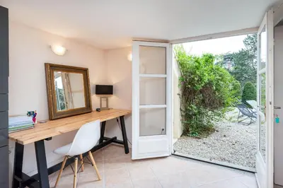 Jardin de l'établissement Villa les Roses - House with swimming pool and garden