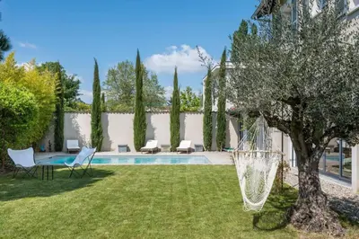 Piscine de l'établissement Les Cyprès - Amazing house with garden and pool ou située à proximité
