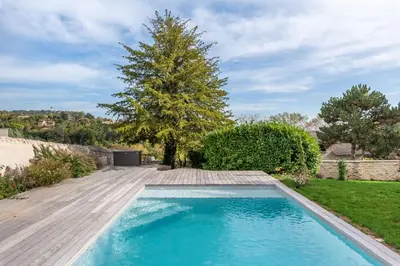 Piscine de l'établissement Les Pierres Sèches - house with pool and open view near the village ou située à proximité