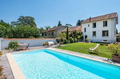 Piscine de l'établissement La Poste - Vintage style refurbished house ou située à proximité
