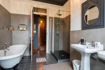 Salle de bains dans l'établissement Le Manoir Amazing Hotel Particulier with garden and pool